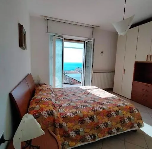 Luminoso Vista Mare, Comodo Apartment